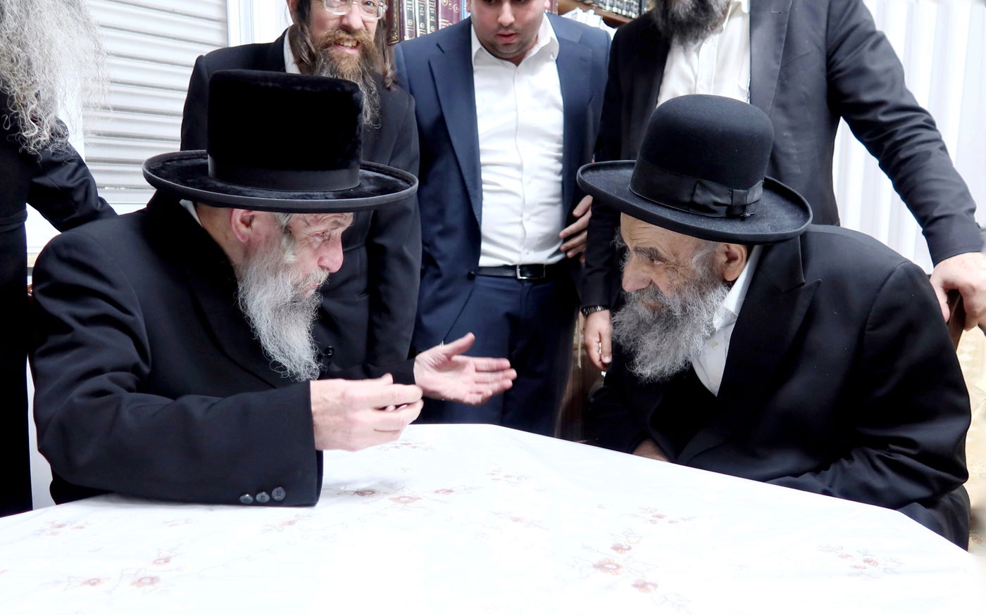 האדמו"ר מסלאנים בביקור אצל הגר"מ צדקה