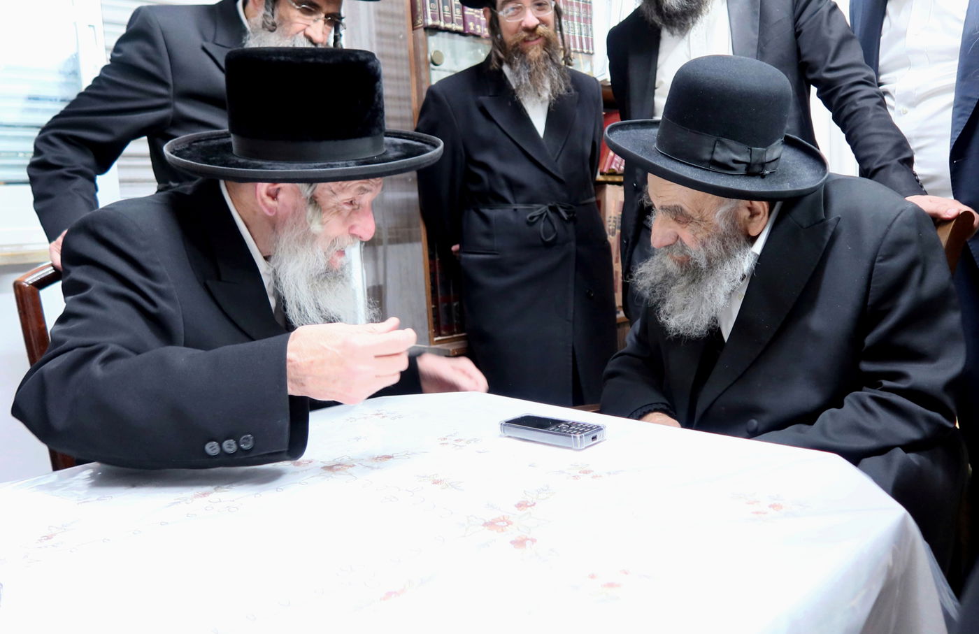 האדמו"ר מסלאנים בביקור אצל הגר"מ צדקה