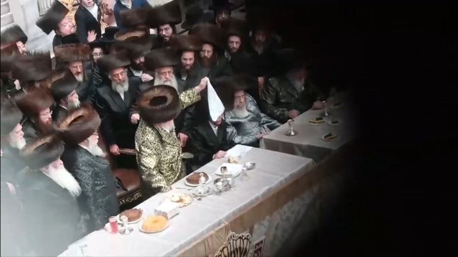 האדמו"ר מויז'ניץ בשירת יש בורא עולם