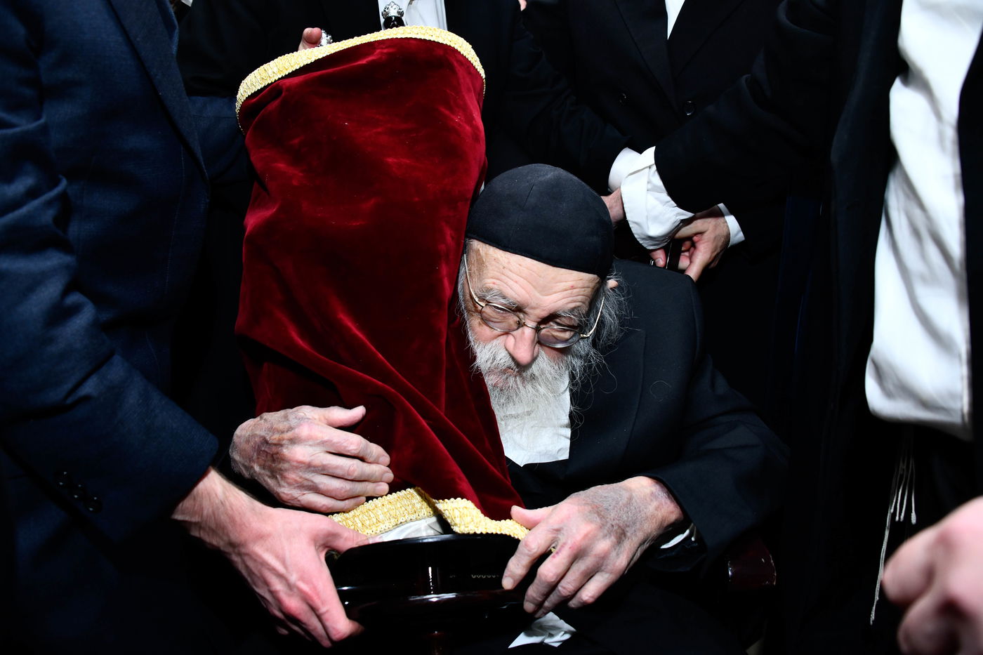 הכנסת ס"ת ע"י הגר"מ גריינמן