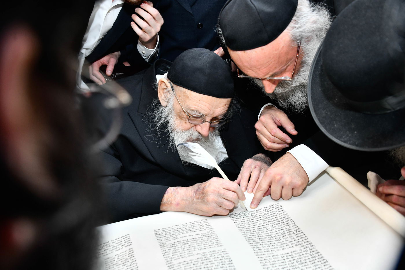 הכנסת ס"ת ע"י הגר"מ גריינמן