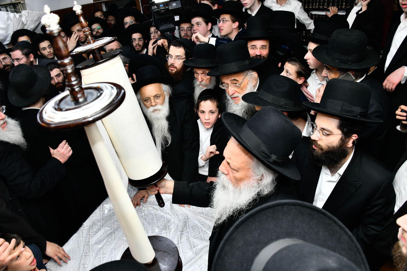 הכנסת ס"ת ע"י הגר"מ גריינמן