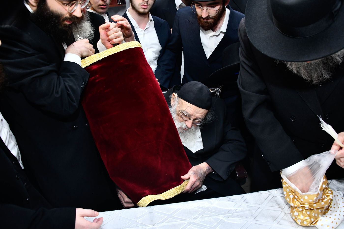 הכנסת ס"ת ע"י הגר"מ גריינמן