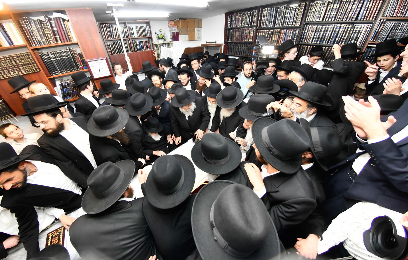 הכנסת ס"ת ע"י הגר"מ גריינמן