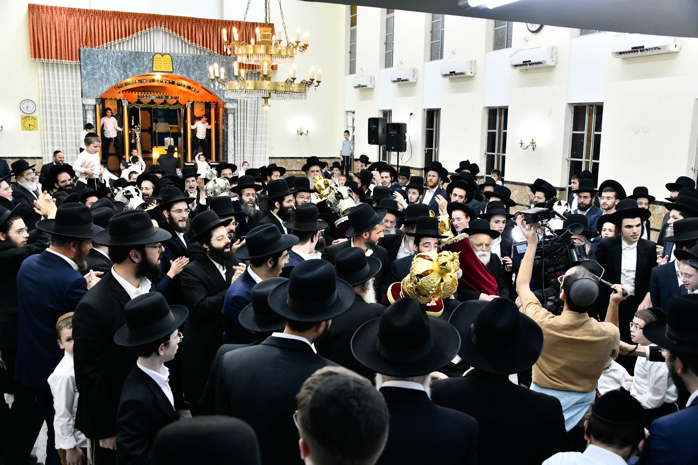 הכנסת ס"ת ע"י הגר"מ גריינמן