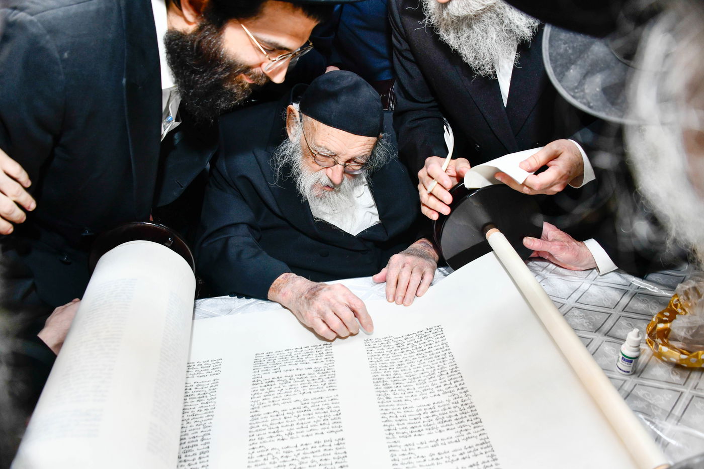 הכנסת ס"ת ע"י הגר"מ גריינמן