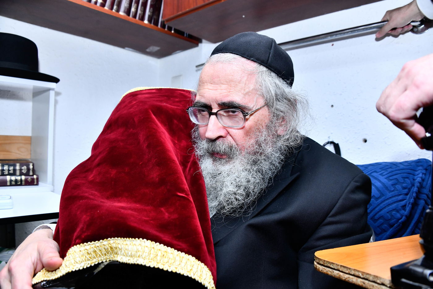 הכנסת ס"ת ע"י הגר"מ גריינמן