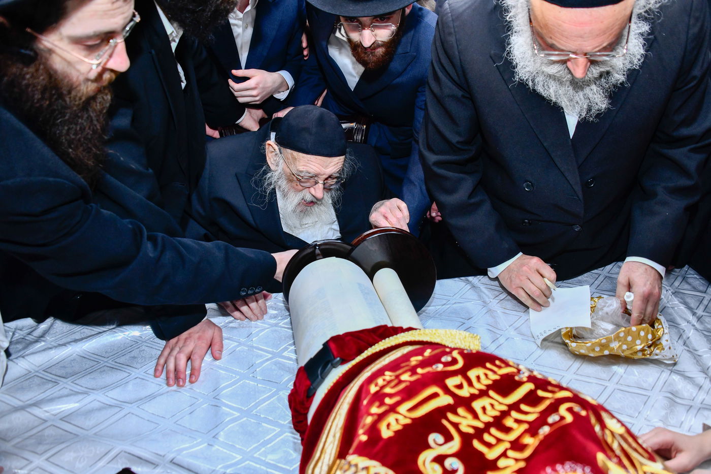 הכנסת ס"ת ע"י הגר"מ גריינמן