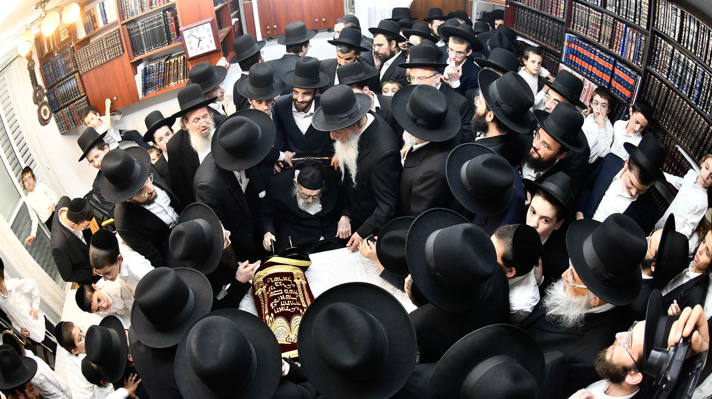 הכנסת ס"ת ע"י הגר"מ גריינמן