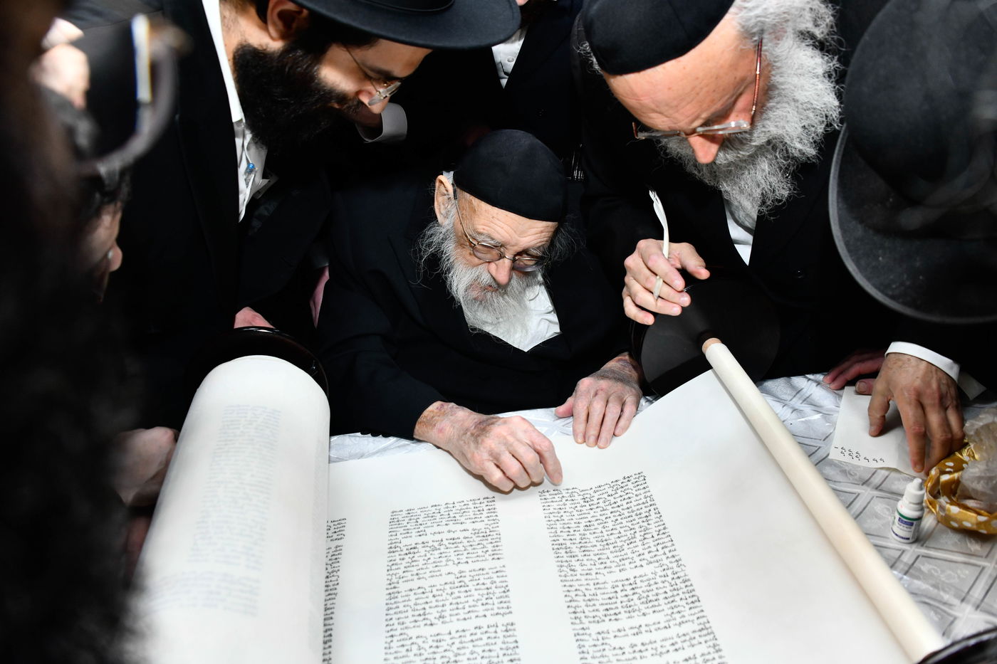 הכנסת ס"ת ע"י הגר"מ גריינמן