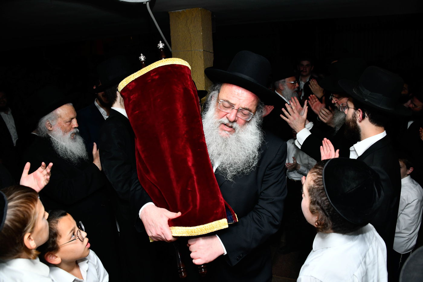 הכנסת ס"ת ע"י הגר"מ גריינמן