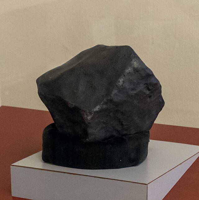 המטאוריט בארון התצוגה שלו במוזיאון באלבמה