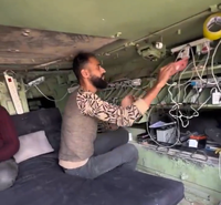 צעיר בעזה הפך נגמ"ש נטוש לתחנת חשמל המיועד לטעינת טלפונים ניידים