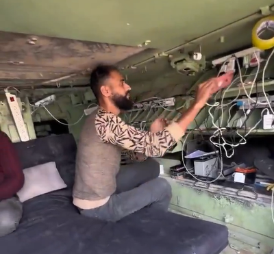 צעיר בעזה הפך נגמ"ש נטוש לתחנת חשמל המיועד לטעינת טלפונים ניידים