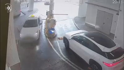 הזהות האמיתית של נהג המונית: סורק את האזור, מחליף בגדים ויוצא | צפו