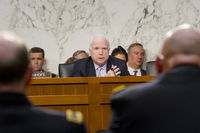 ג'ון מקיין נואם במהלך שימוע בוועדת הכוחות המזוינים של הסנאט, 4 ביוני 2013