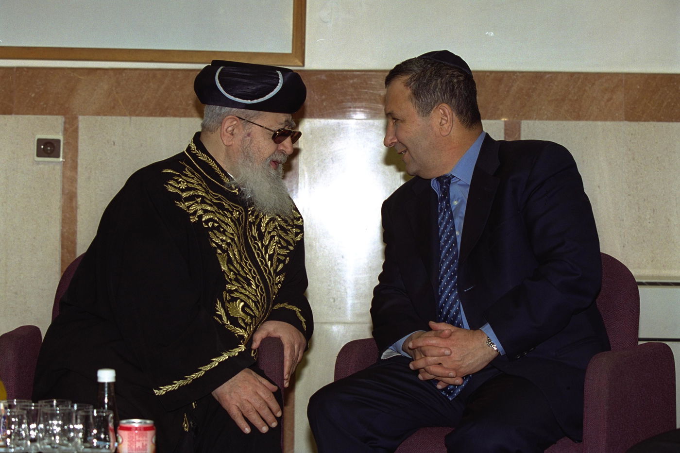 ראש הממשלה דאז אהוד ברק, באחת מפגישותיו עם מרן הגר"ע יוסף זצ"ל, בשנת 1999