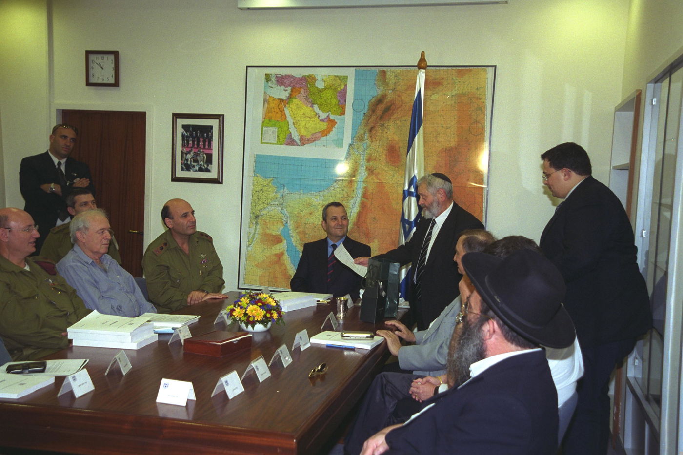 השופט צבי טל מגיש את הדו"ח הסופי של הוועדה לראש הממשלה ושר הביטחון דאז אהוד ברק