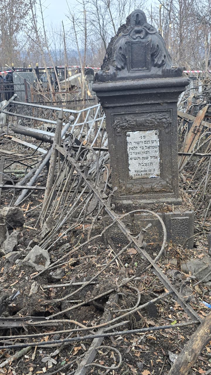 הלם בקהילה היהודית: טיל פגע בבית העלמין, הרב נחרד לגלות את הנזק