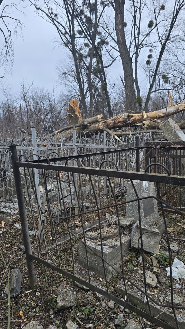 הלם בקהילה היהודית: טיל פגע בבית העלמין, הרב נחרד לגלות את הנזק