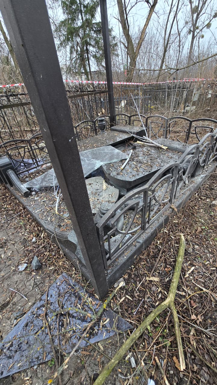 הלם בקהילה היהודית: טיל פגע בבית העלמין, הרב נחרד לגלות את הנזק