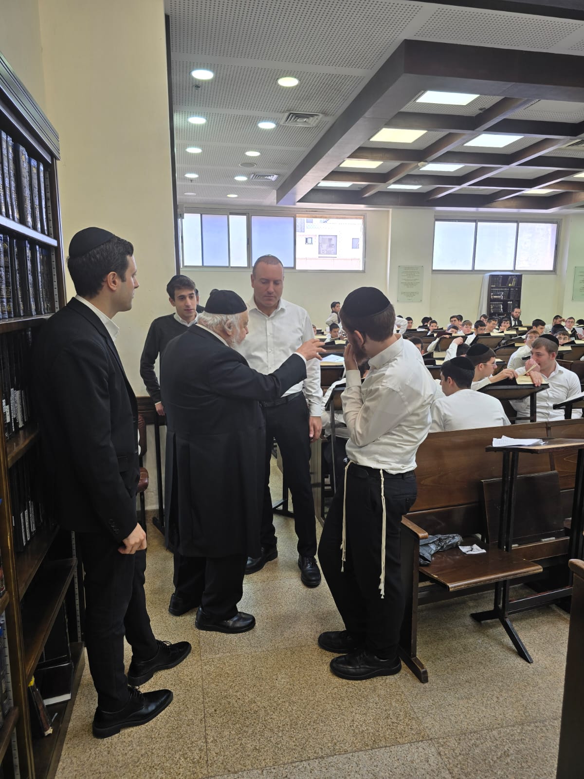 רה"ע רחובות עם ראש הישיבה הגרא"י קוק