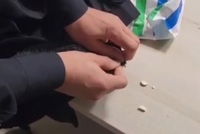 חשב שיצליח להחביא: הגיע לבקר חבר במעצר - ונעצר בעצמו | צפו