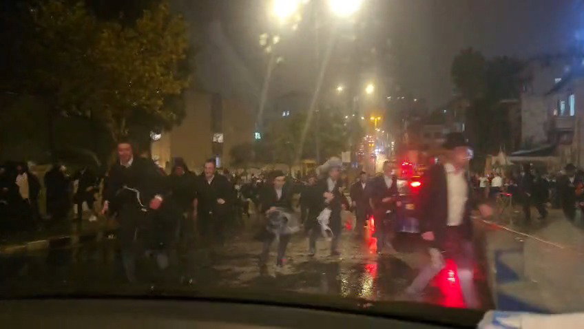 הבערת הפחים הערב בהפגנה