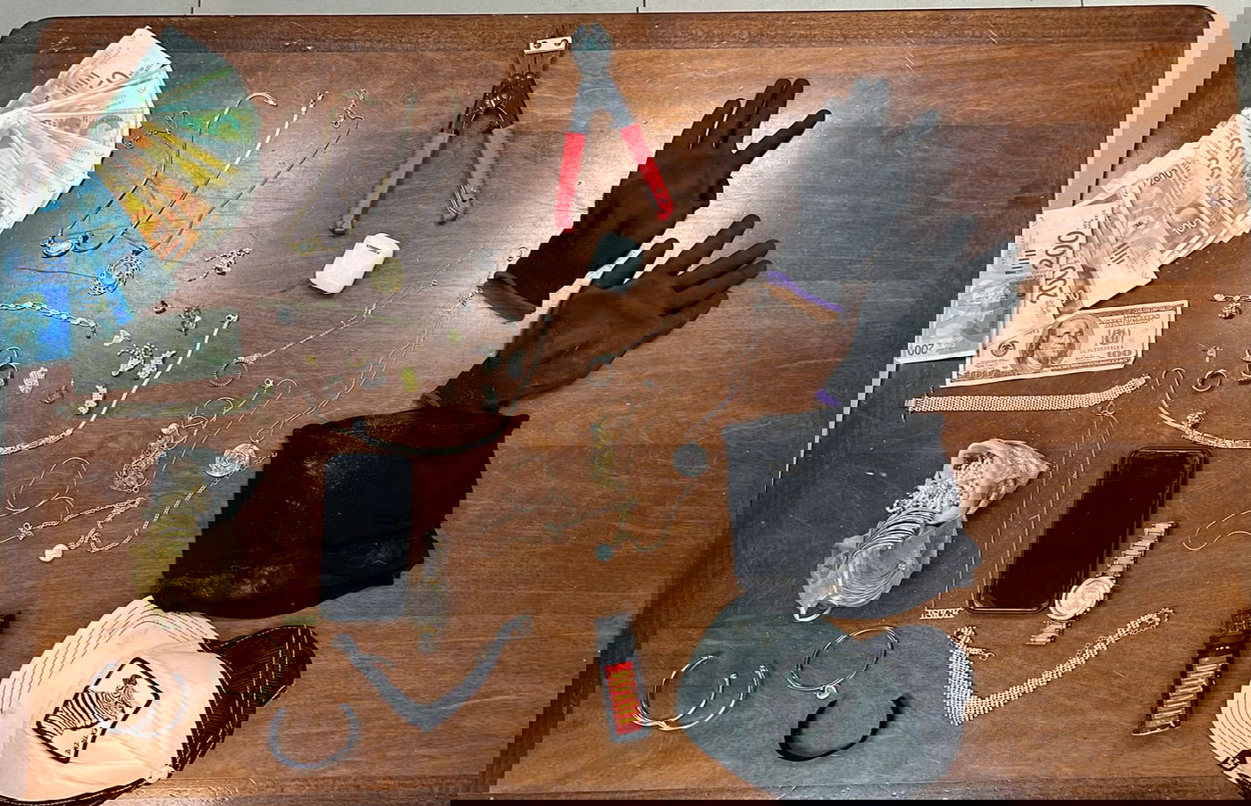 תכשיטים, כסף. הפריטים שנגנבו מהדירה