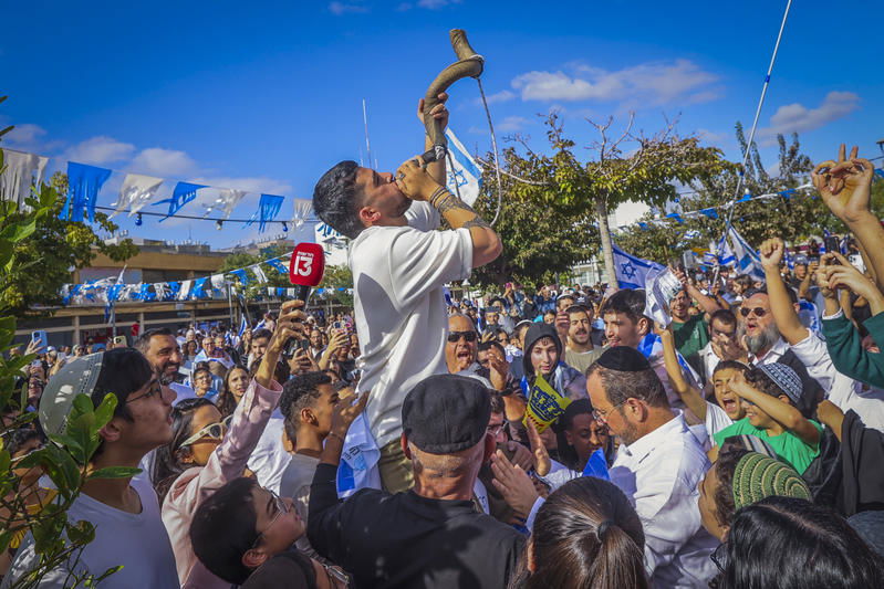 מאות יצאו לרחובות: קבלת הפנים המרגשת ליוסף חיים אוחנה ליד ביתו