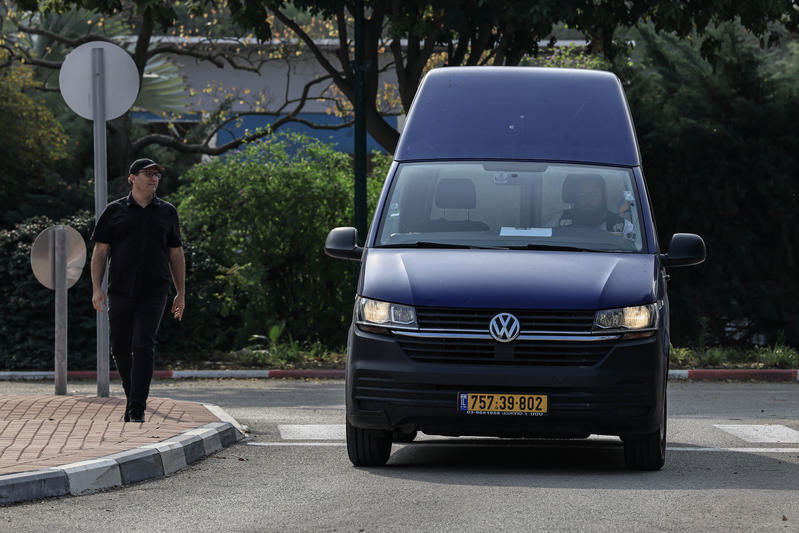 "אף פעם לא אבין איך זה קרה לך": רגעי הלוויית החטוף האחרון מבארי