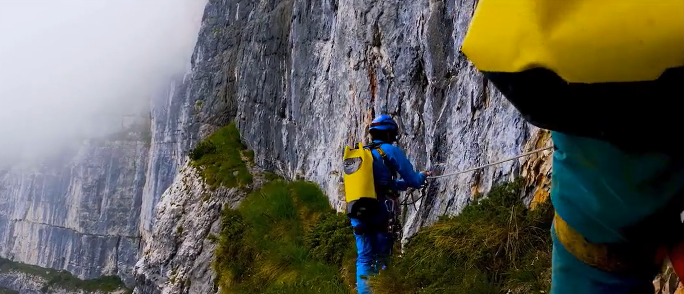 כוורנים של Centauri מטפסים על הרים בטורקיה בשביל לרדות את הדבש הנדיר