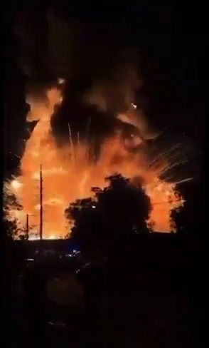 וואו! | אש עד לב השמיים - ופיצוץ אדיר: תיעוד מטורף מאוסטרליה 