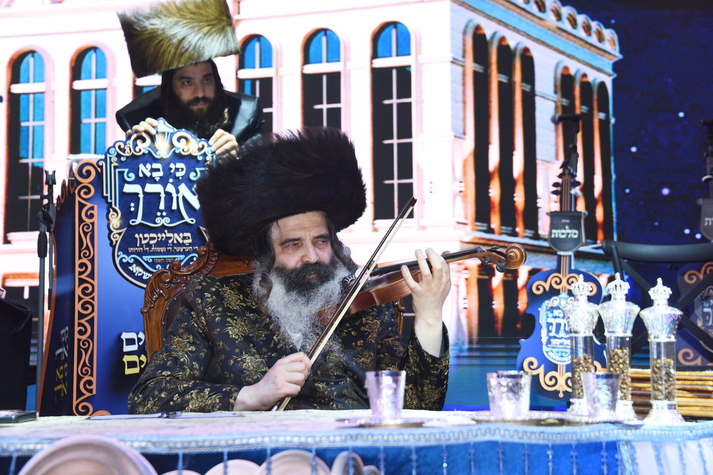 הרבי מזוטשקא מנגן בכינור