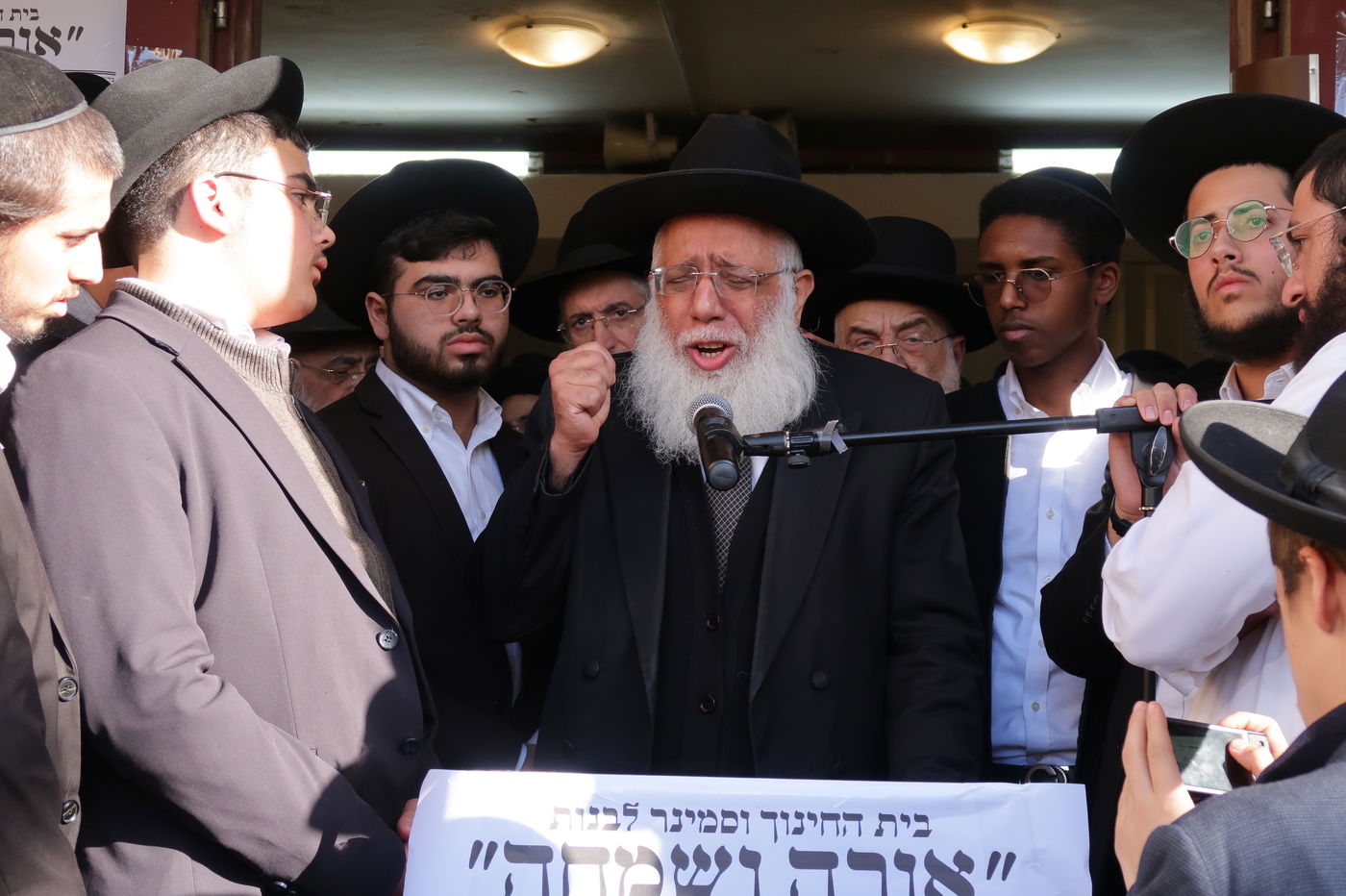 מסע הלווית הגה"צ רבי משה חיים אריה זצ"ל