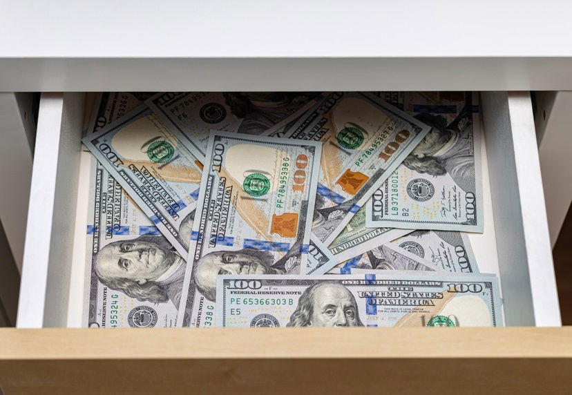 החרדי 'חשד' בעובדים שהעבירו לו את הדירה ונדהם כשפתח את המגירה