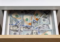 החרדי 'חשד' בעובדים שהעבירו לו את הדירה ונדהם כשפתח את המגירה