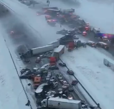 תאונת שרשרת קטלנית: 50 רכבים מעורבים בהתנגשות ענקית בכביש באינדיאנה | צפו