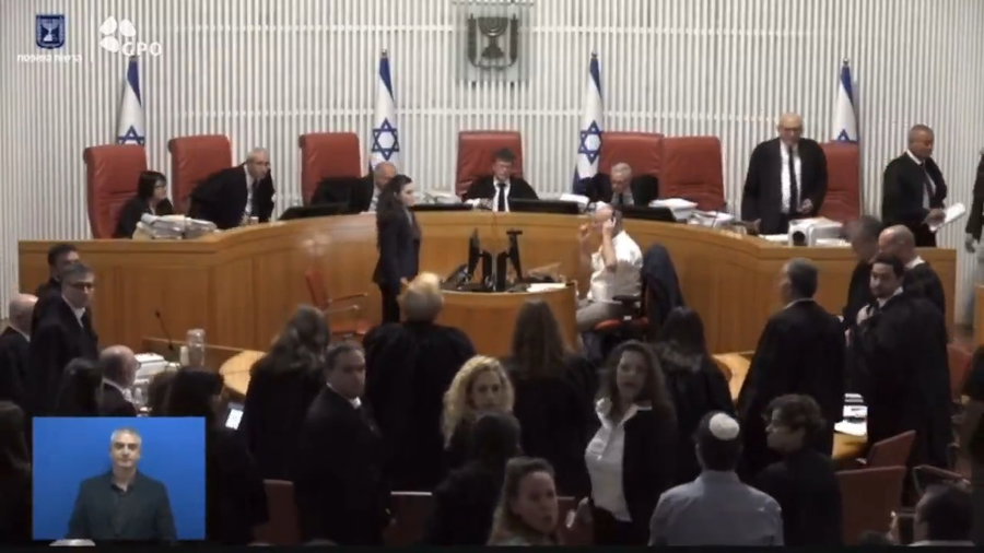 הודעת הנשיא עמית - והמהומה שפרצה במקום