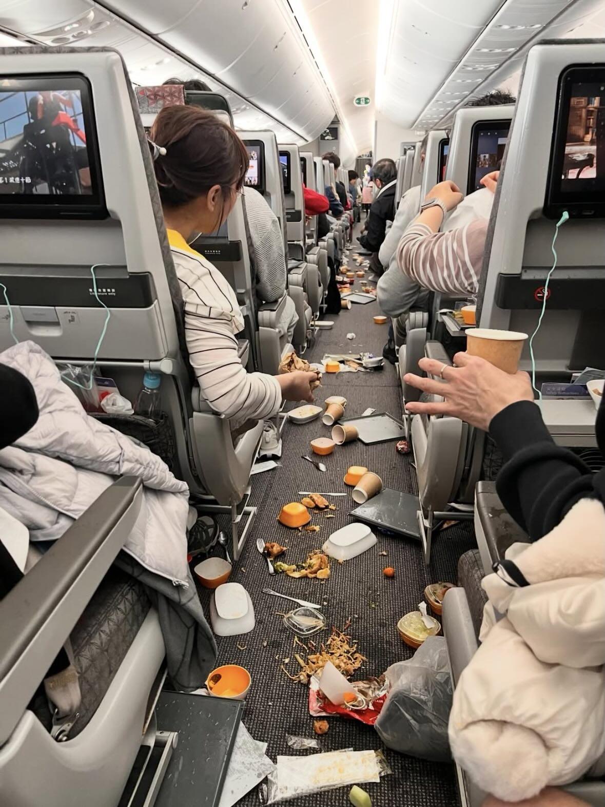 המטוס המטונף לאחר המערבולת אוויר