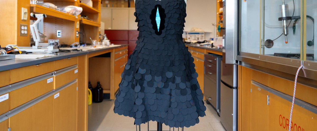 הבד השחור משולב בחלק המרכזי שבבגד, סביב החלק התכול