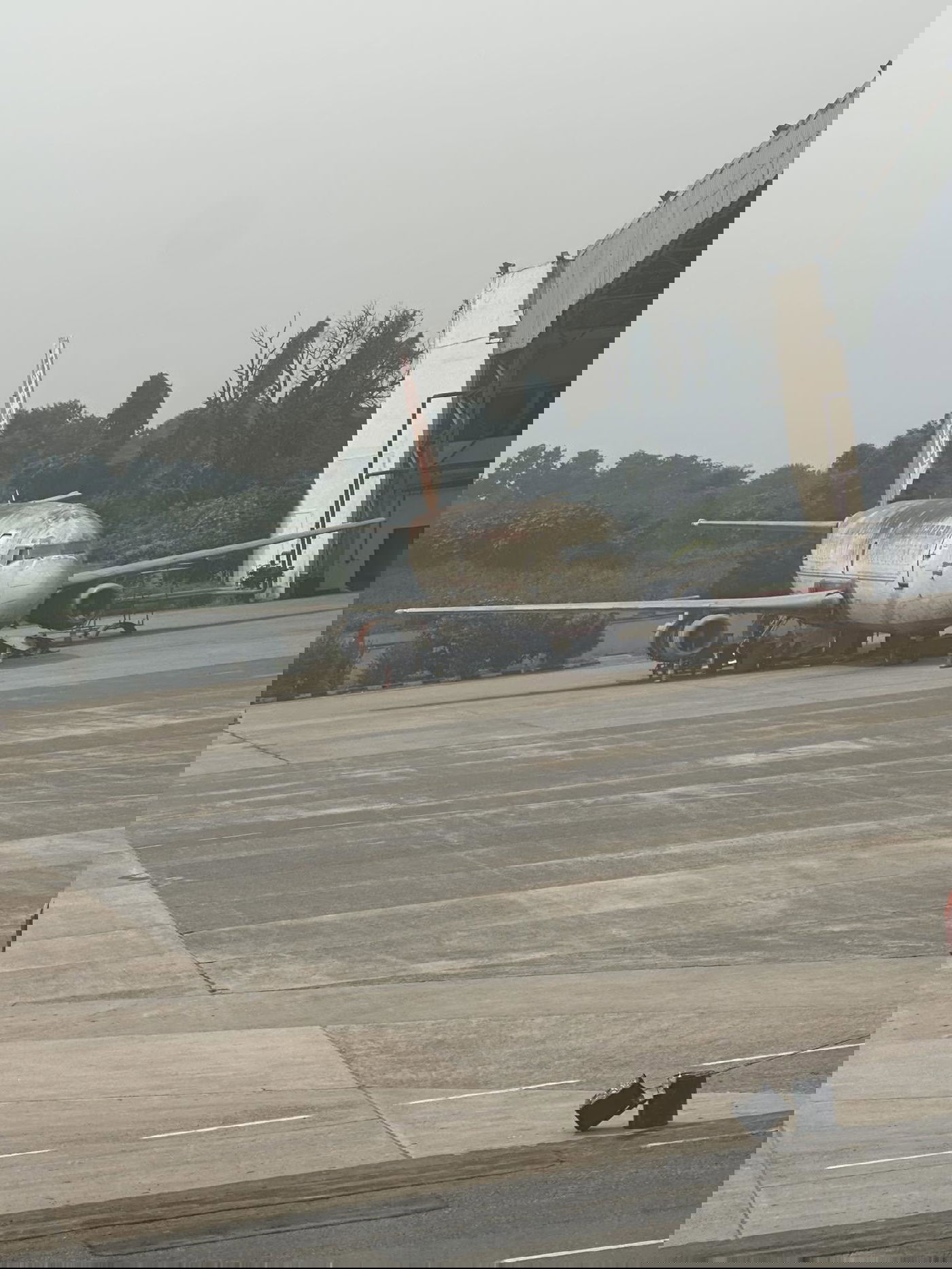 המטוס הנטוש בשדה