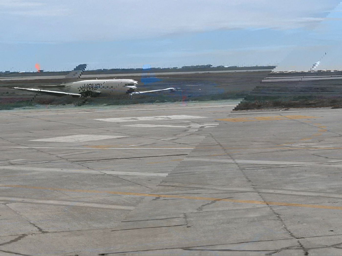 המטוס תקוע על הדשא בצידי המסלול