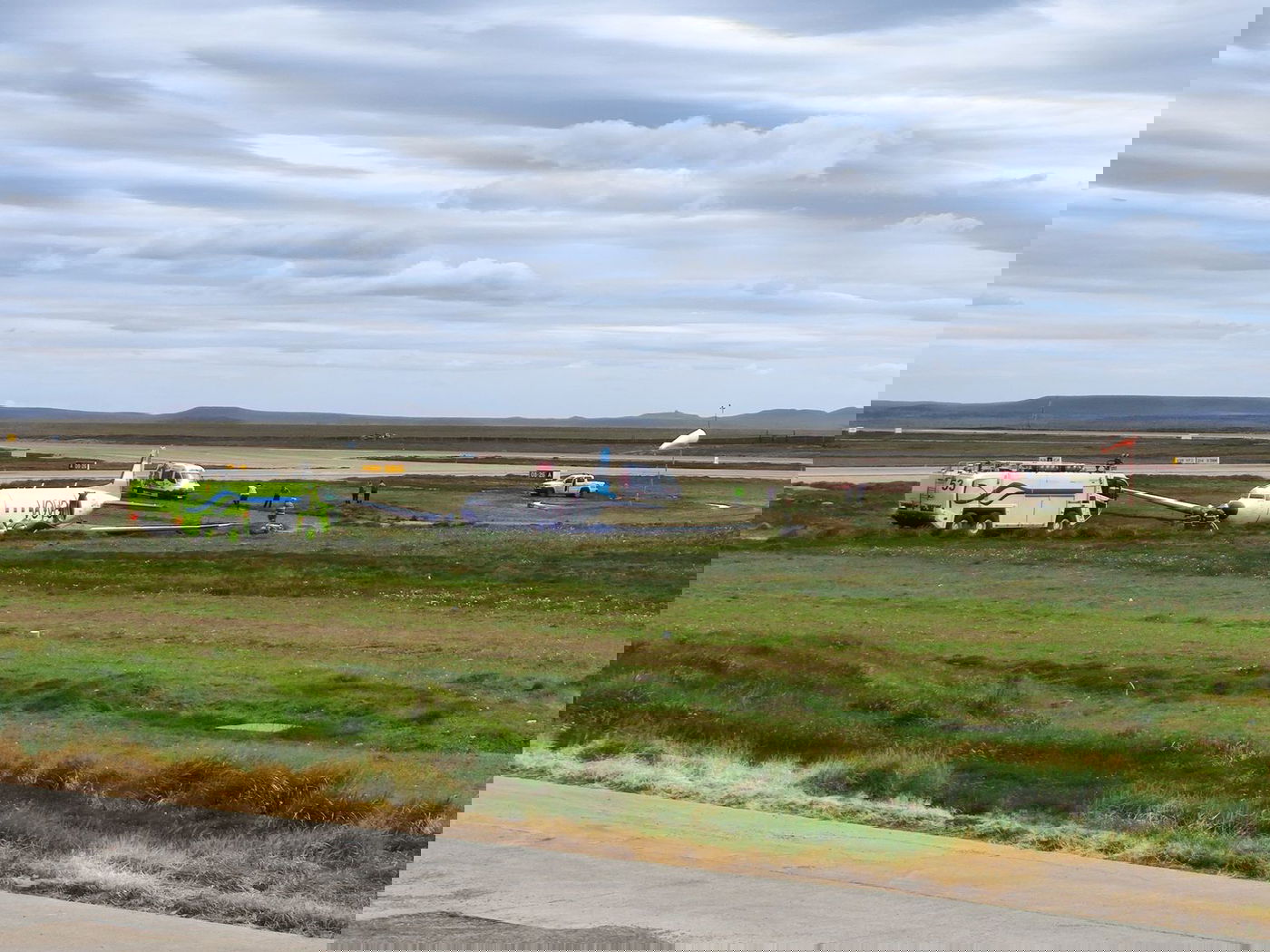 המטוס תקוע על הדשא בצידי המסלול