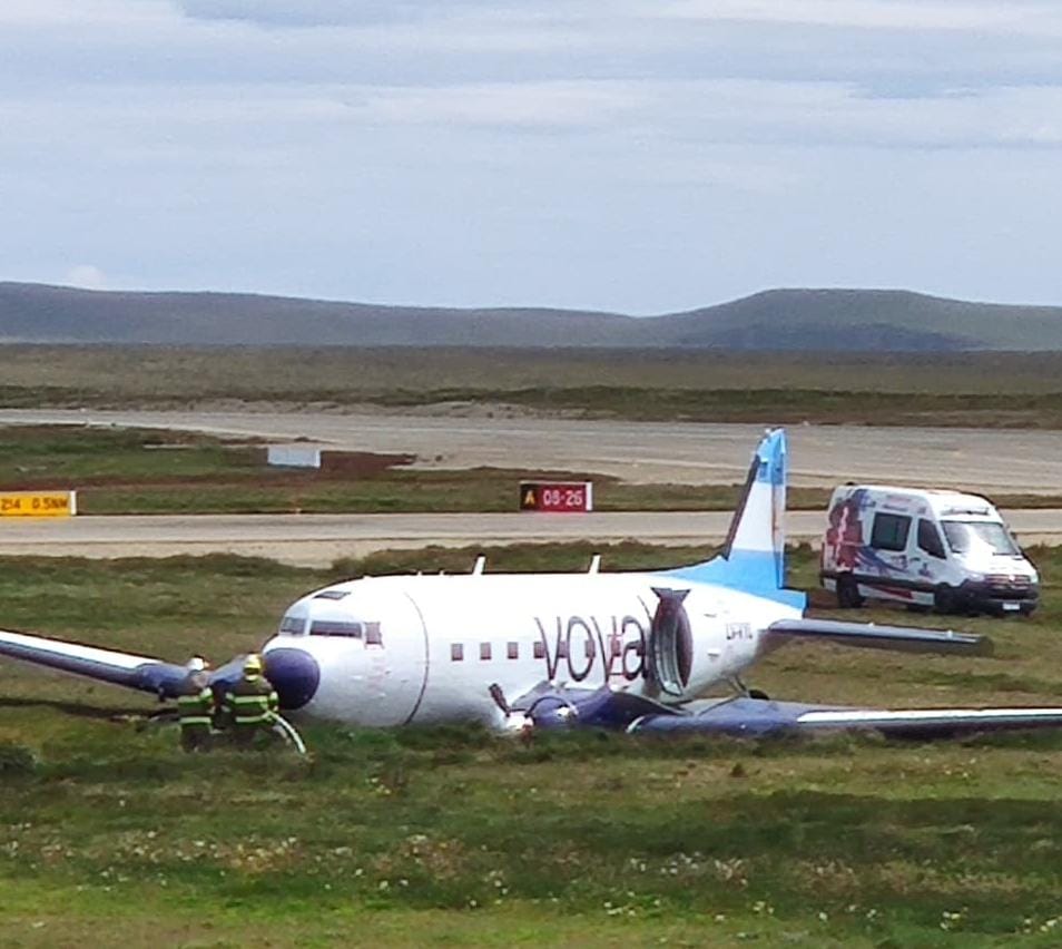 המטוס תקוע על הדשא בצידי המסלול