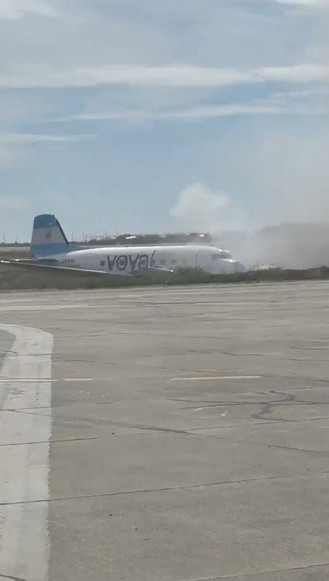 המטוס תקוע על הדשא בצידי המסלול