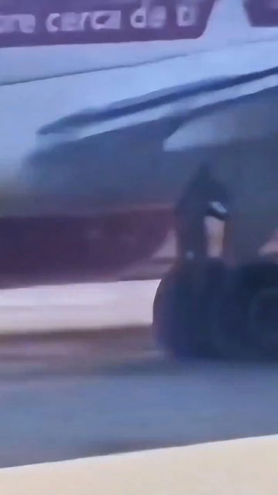 לא טרור ולא 'נוסע סמוי': זו הסיבה שאדם זר פרץ את השער בשדה וניסה לטפס אל תא הגלגלים | תיעוד