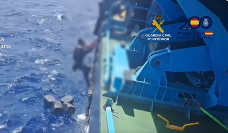 חשודים בסחר בסמים שוחים למקום מבטחים לאחר שצוללת ההברחה שלהם שוקעת