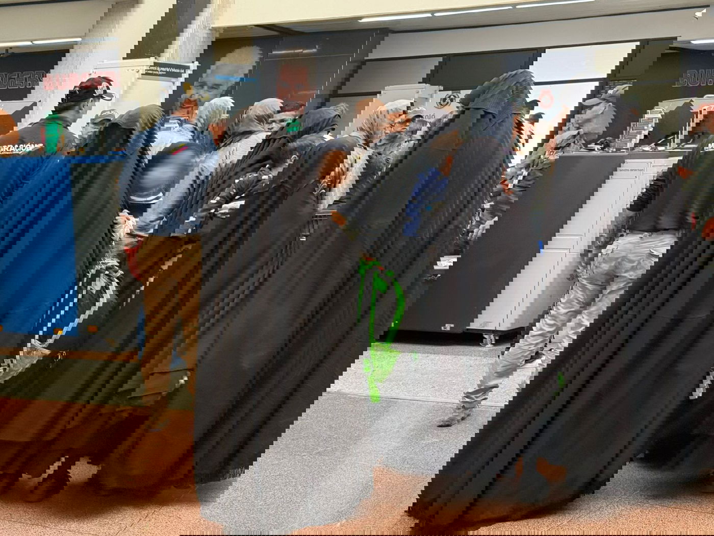 26 חברי כת 'לב טהור' גורשו מהמדינה | תיעודים נדירים משדה התעופה