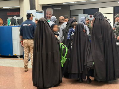 26 חברי כת 'לב טהור' גורשו מהמדינה | תיעודים נדירים משדה התעופה